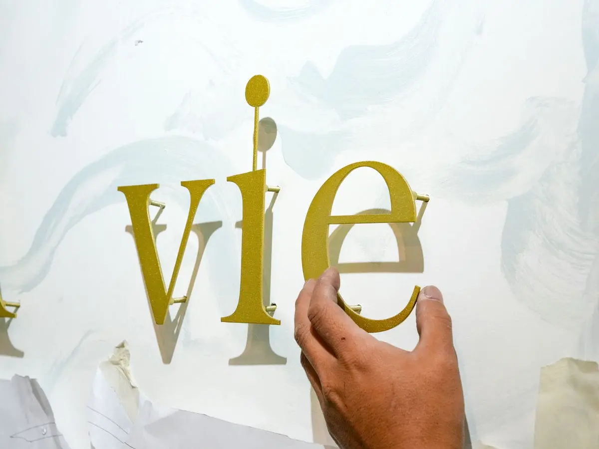 LA vie美容店形象牆招牌 6