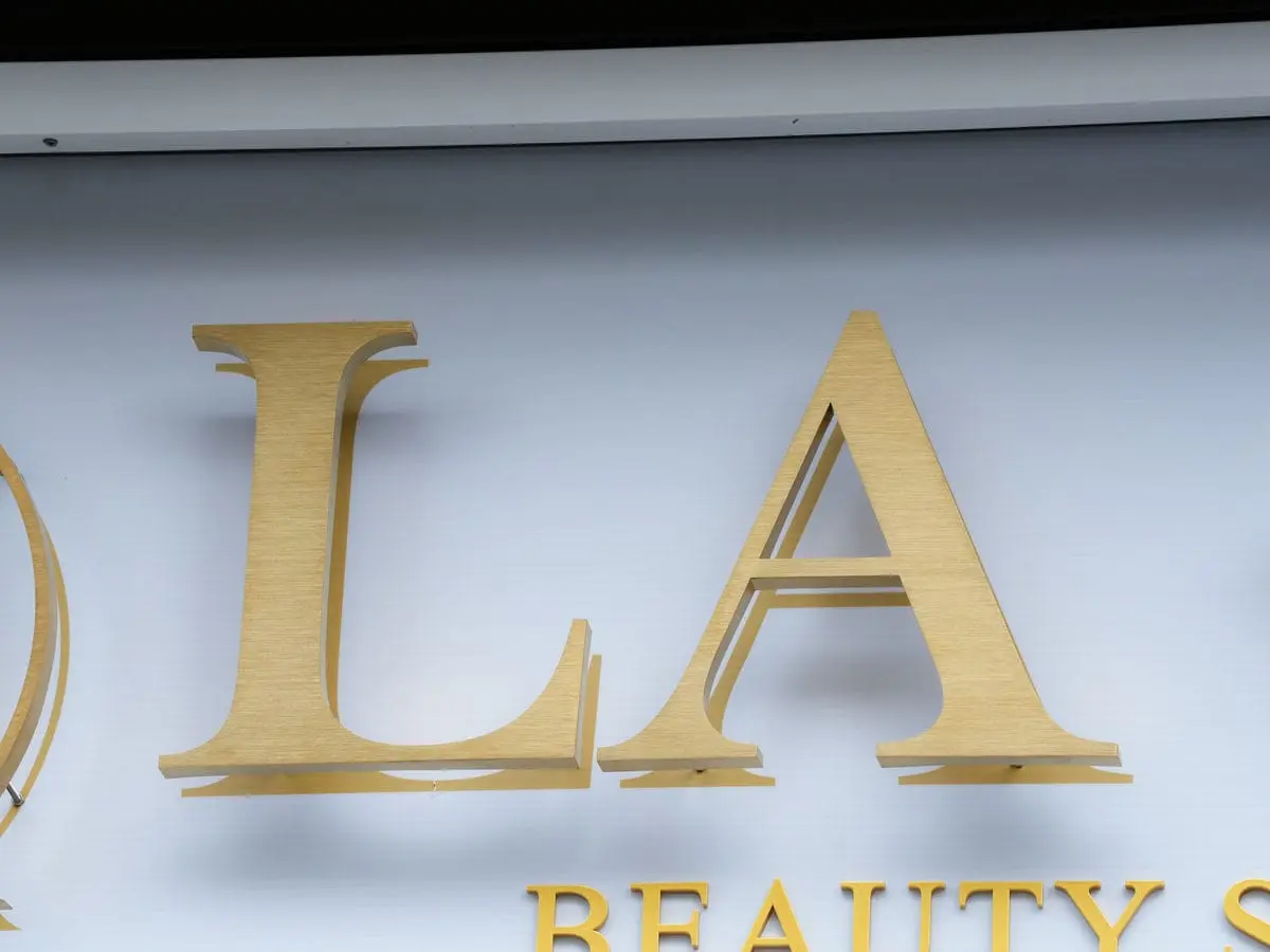 LA vie美容店招牌 11