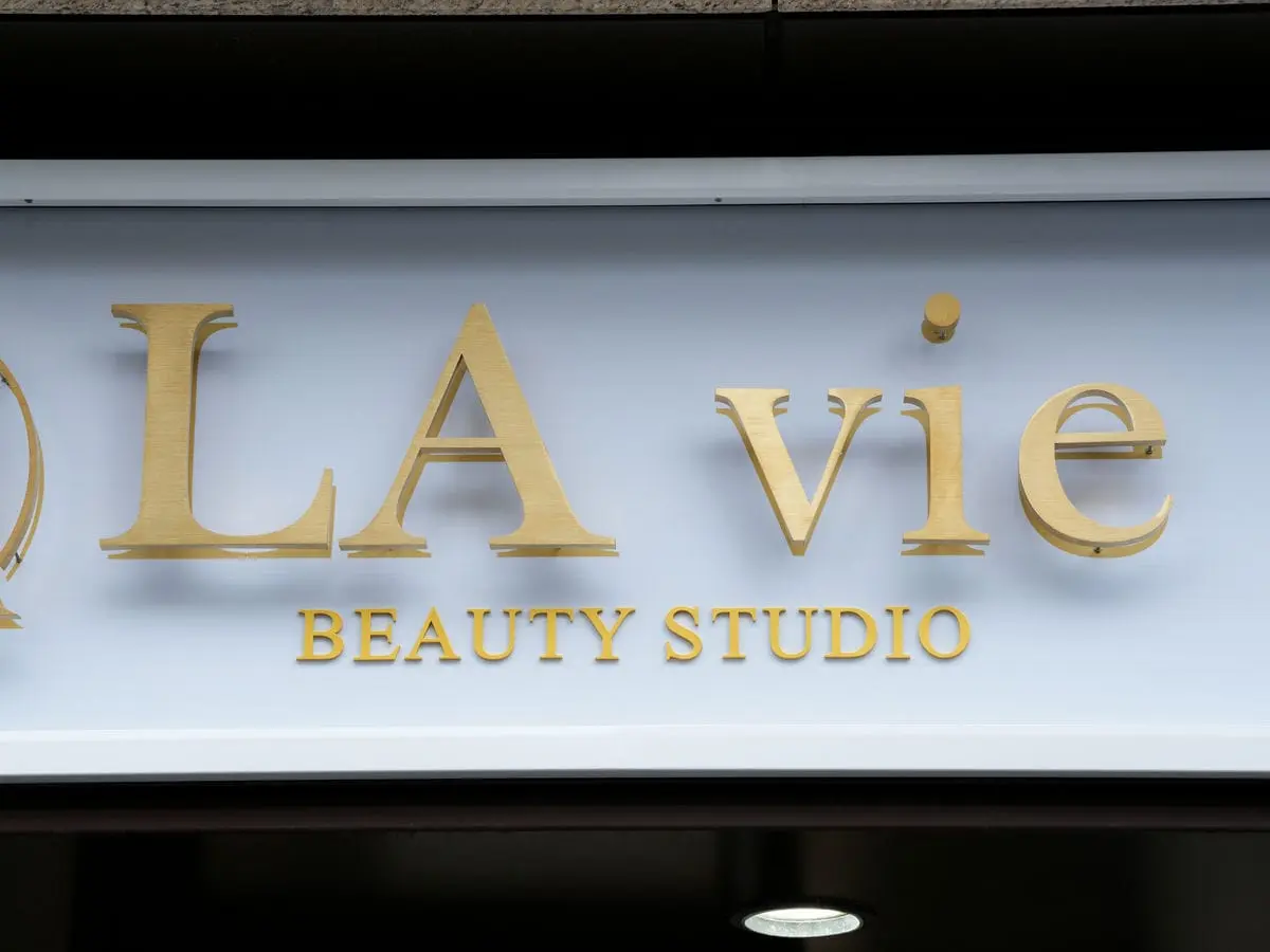 LA vie美容店招牌 12