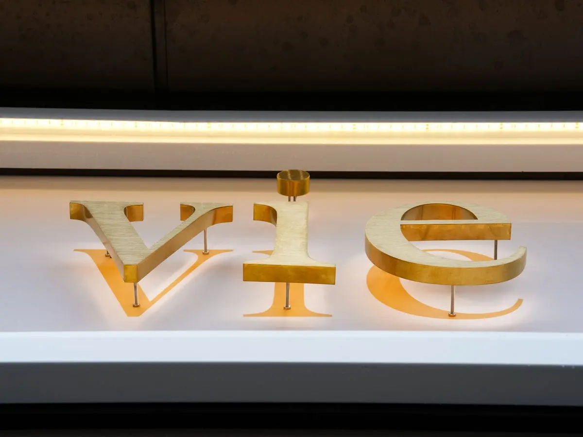 LA vie美容店招牌 9