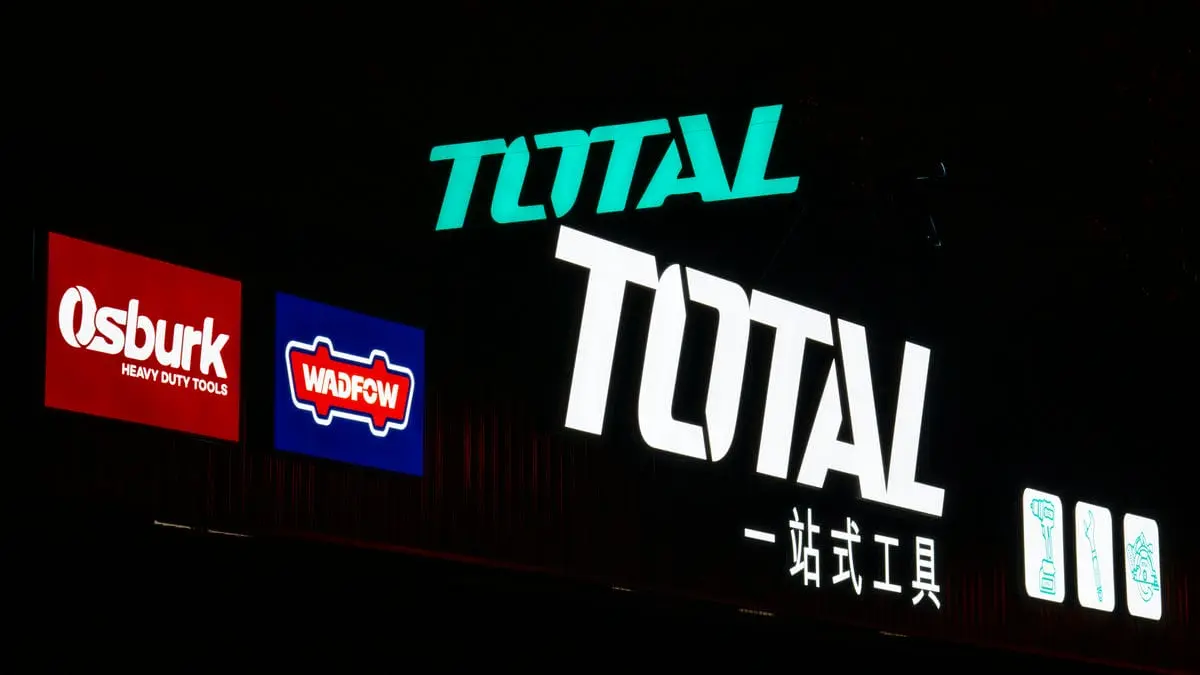 TOTAL工具旗艦店招牌夜間效果 1