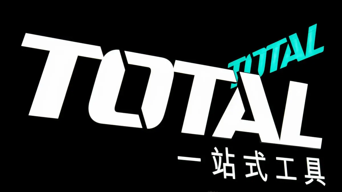 TOTAL工具旗艦店招牌夜間效果 11