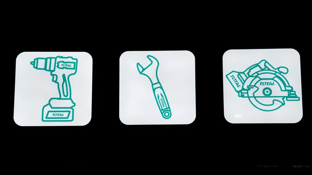 TOTAL工具旗艦店招牌夜間效果 13