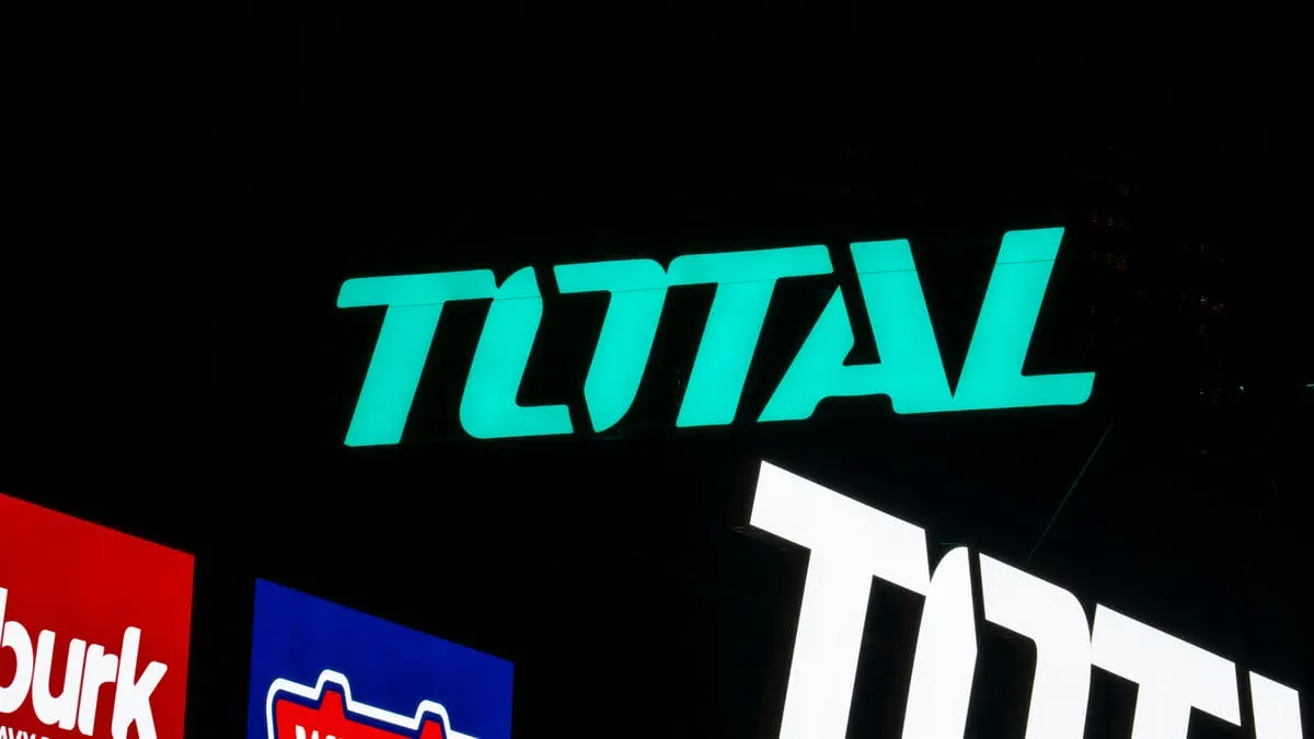 TOTAL工具旗艦店招牌夜間效果 2