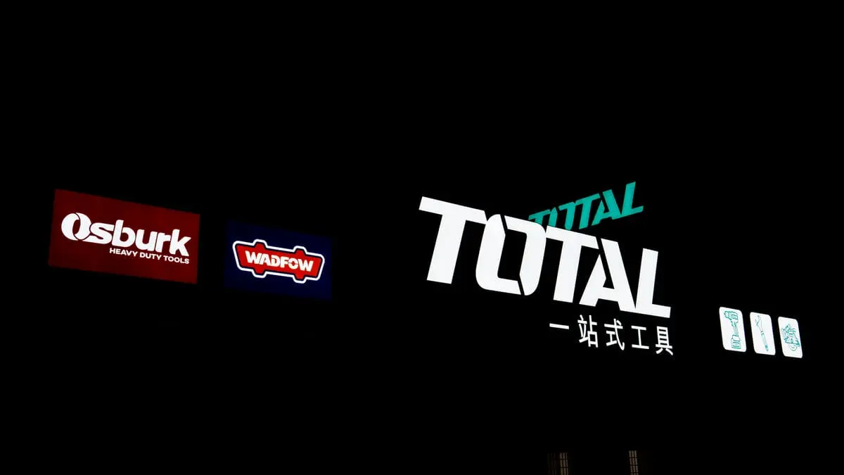 TOTAL工具旗艦店招牌夜間效果 3