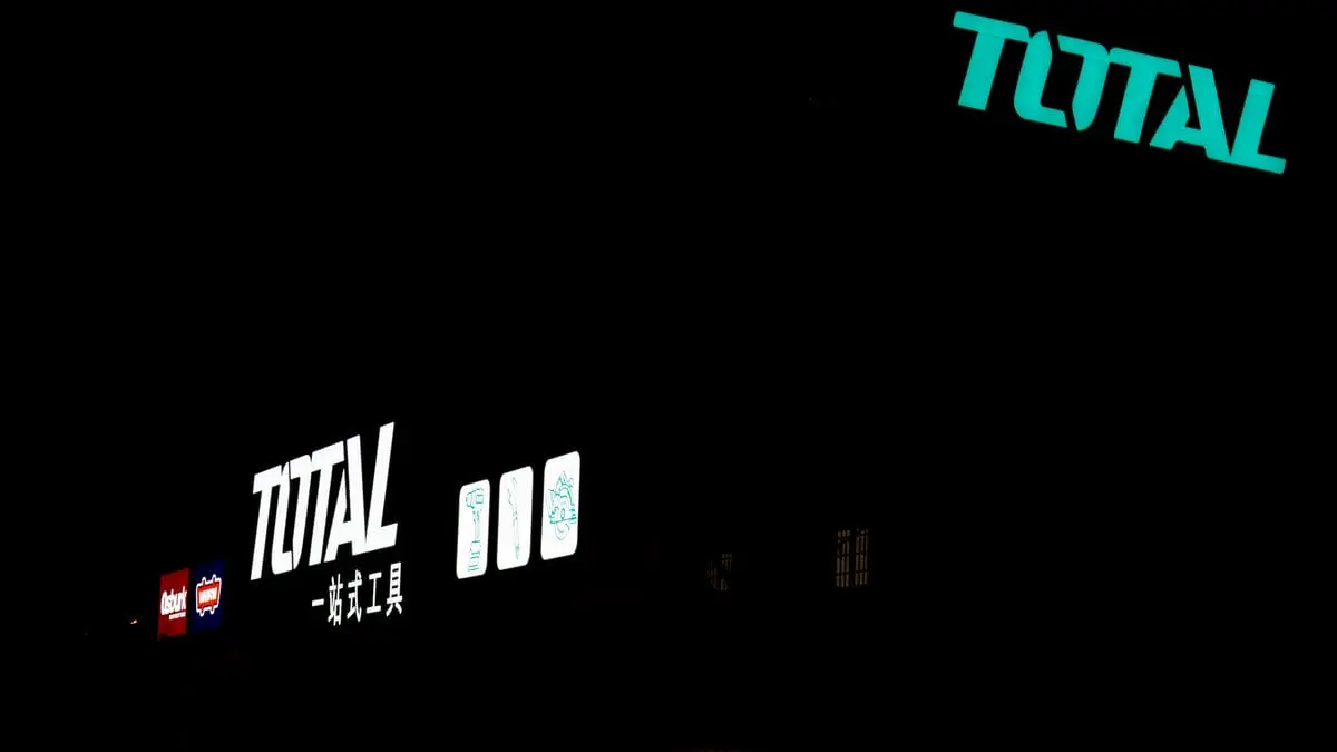 TOTAL工具旗艦店招牌夜間效果 6