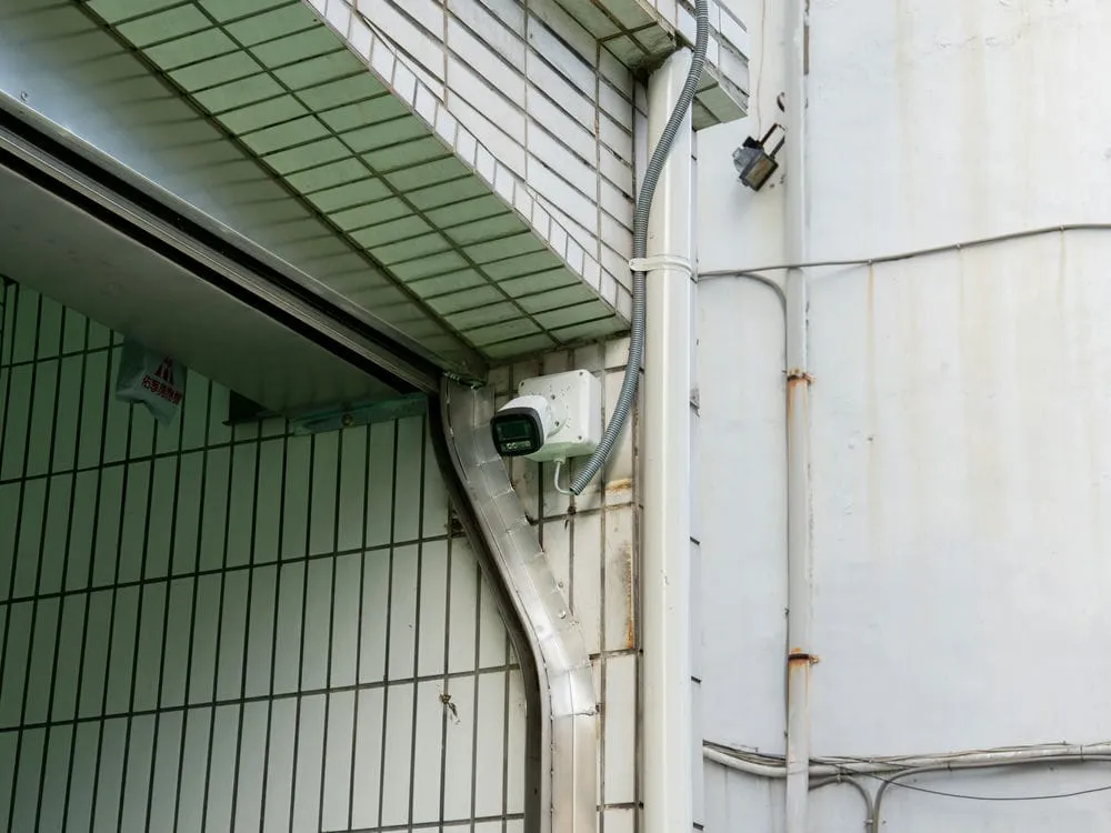 台中太平區富平路工廠門口全彩夜視槍型網路監視器安裝 2