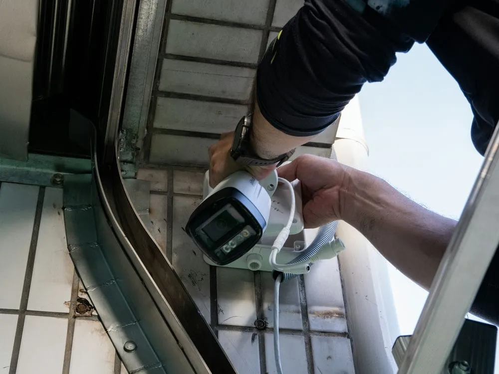 台中太平區富平路工廠門口全彩夜視槍型網路監視器安裝 4