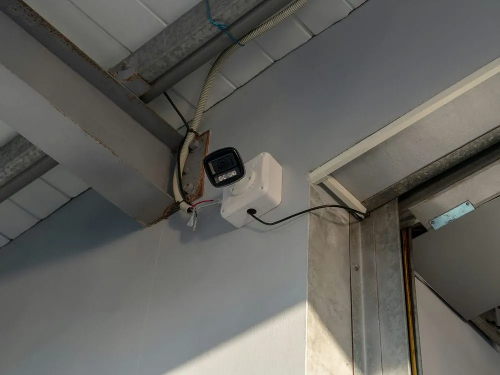 台中軍福十六路倉庫門口槍型網路監視器安裝 1